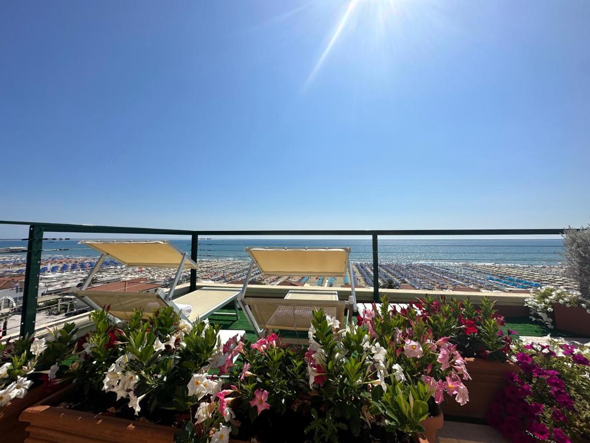 Hotel Piccadilly Penthouse With Jacuzzi à Lido di Camaiore Extérieur photo