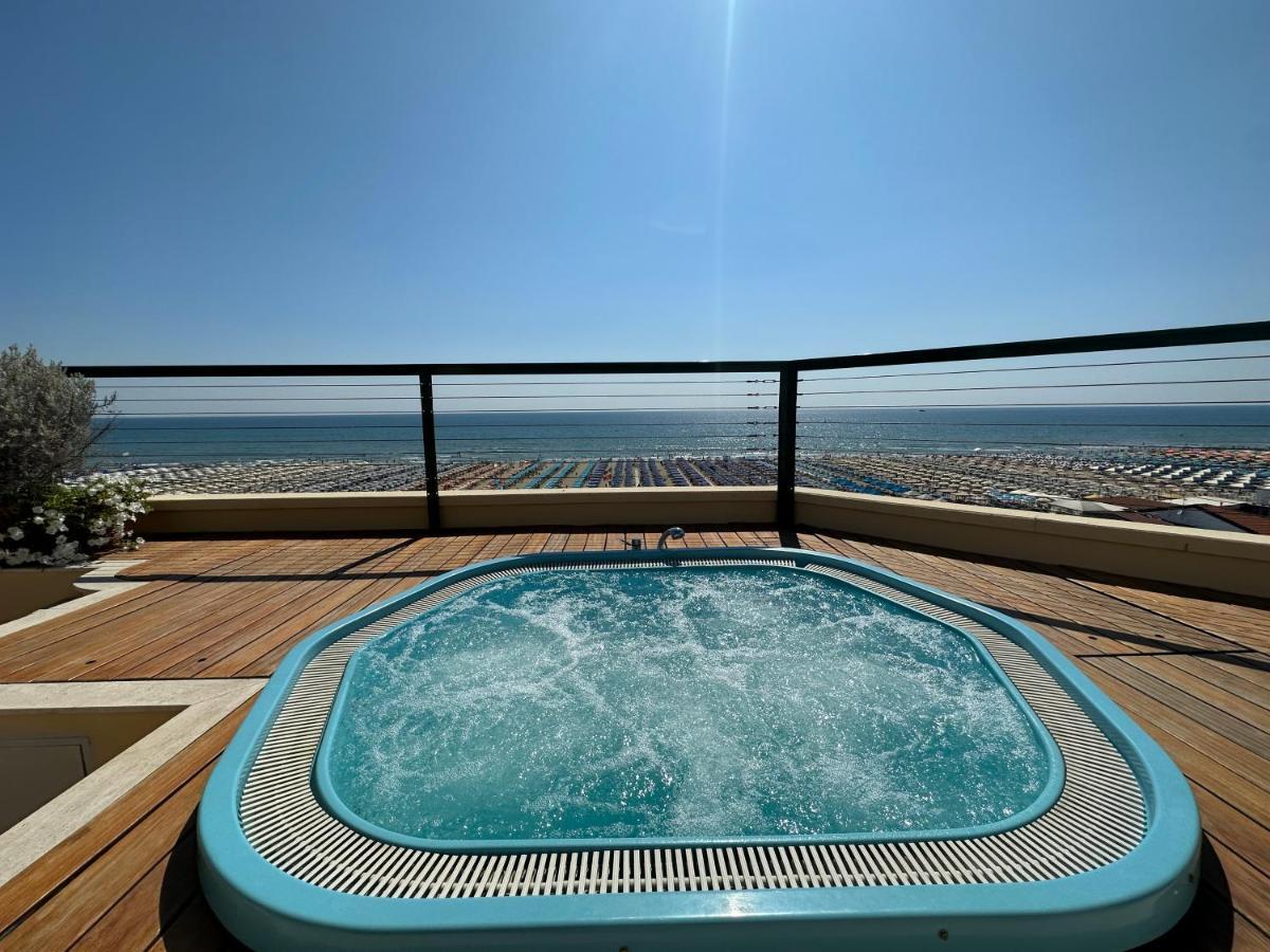 Hotel Piccadilly Penthouse With Jacuzzi à Lido di Camaiore Extérieur photo