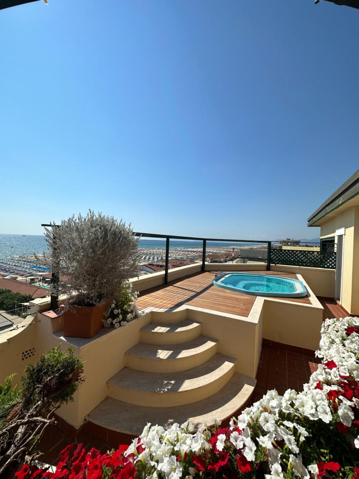 Hotel Piccadilly Penthouse With Jacuzzi à Lido di Camaiore Extérieur photo