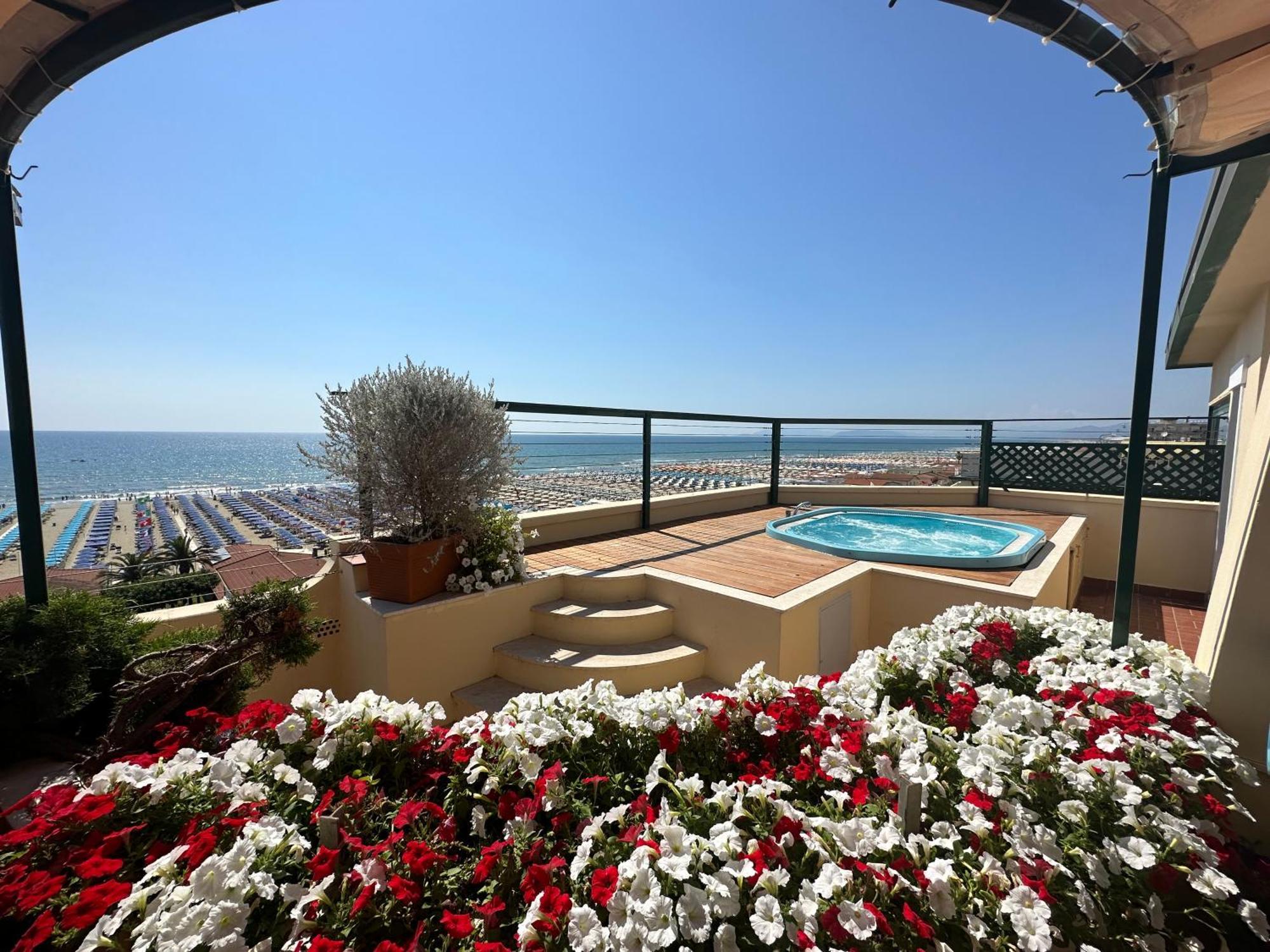 Hotel Piccadilly Penthouse With Jacuzzi à Lido di Camaiore Extérieur photo