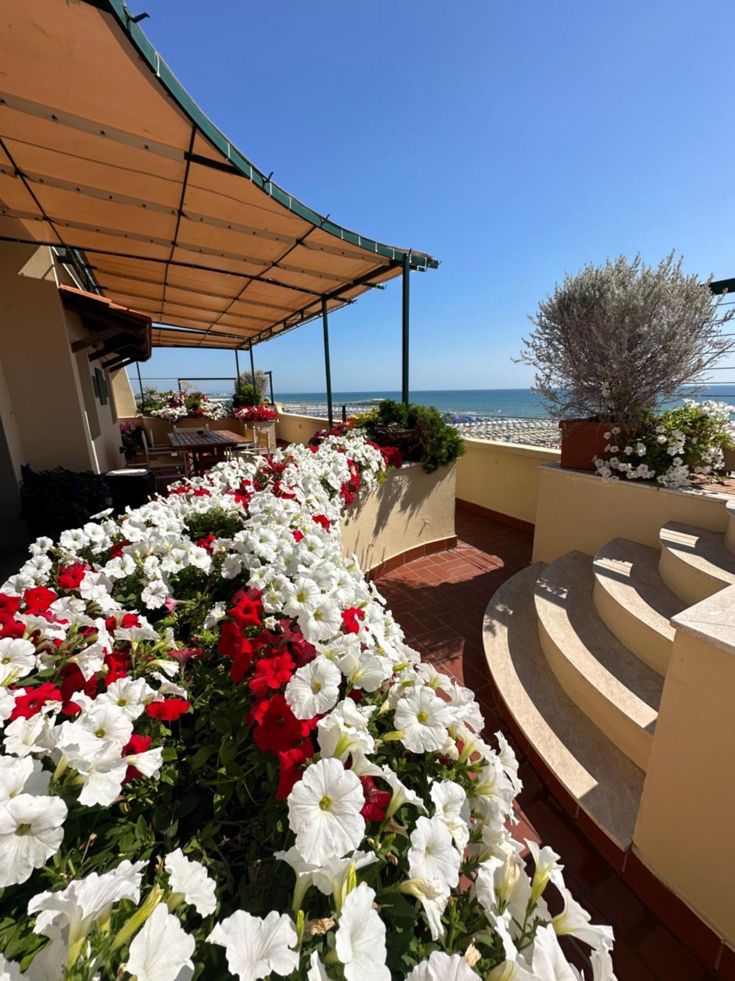 Hotel Piccadilly Penthouse With Jacuzzi à Lido di Camaiore Extérieur photo