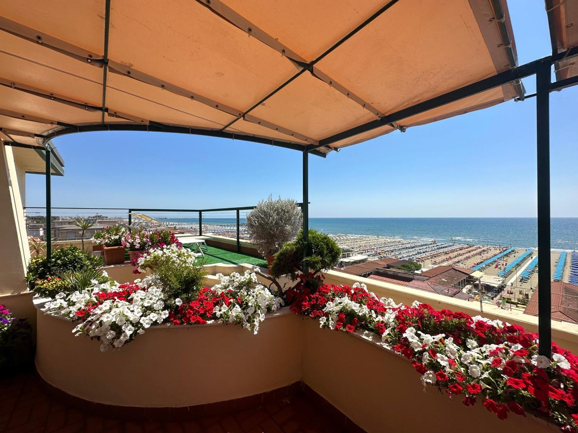 Hotel Piccadilly Penthouse With Jacuzzi à Lido di Camaiore Extérieur photo