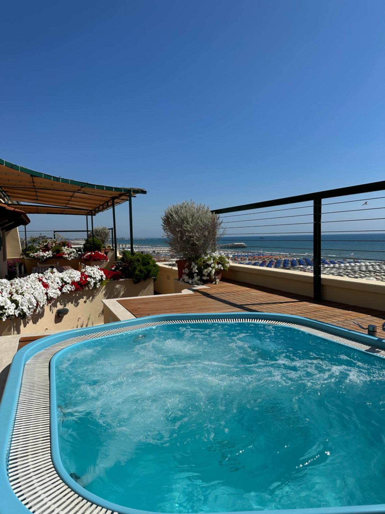 Hotel Piccadilly Penthouse With Jacuzzi à Lido di Camaiore Extérieur photo