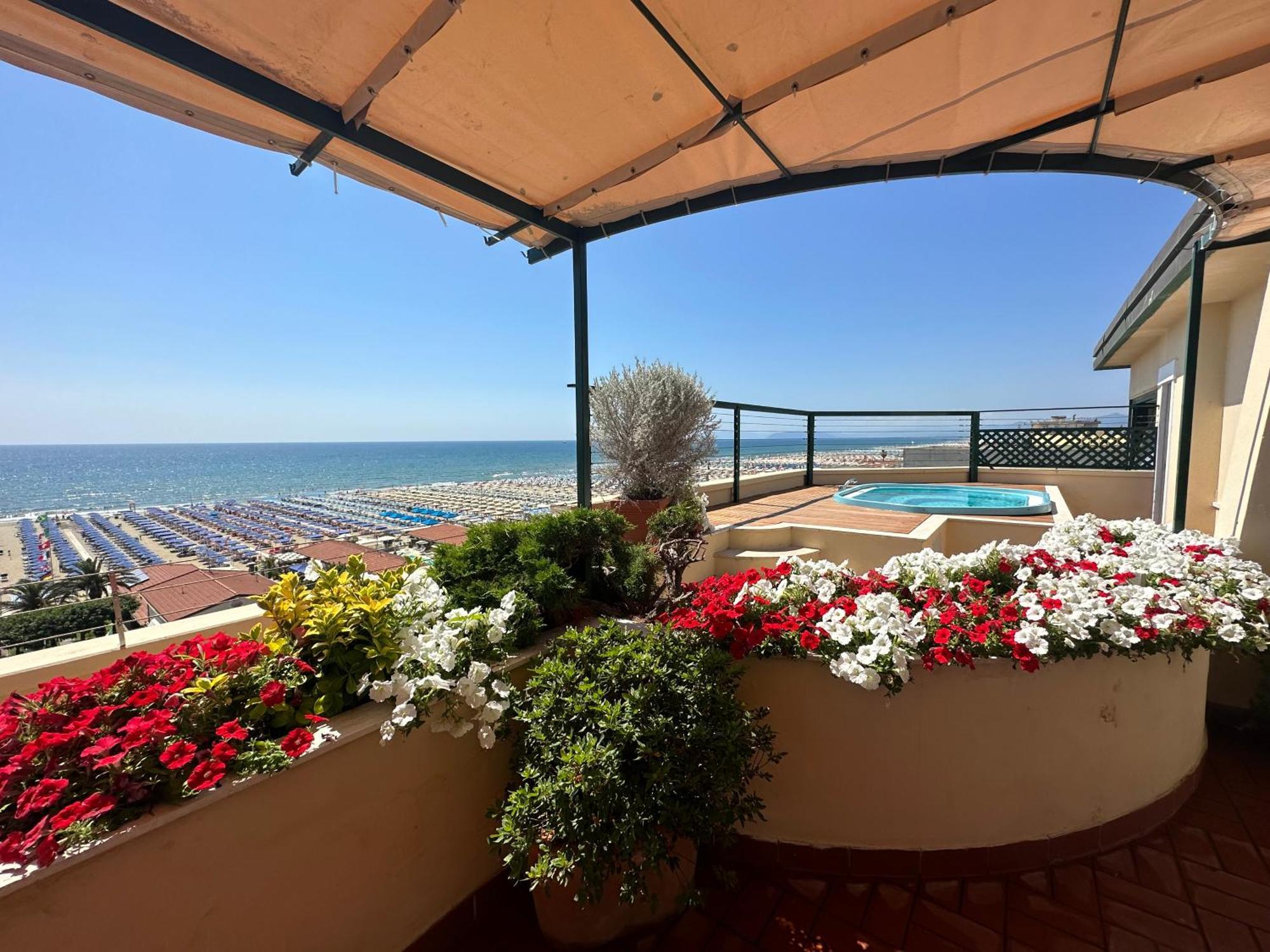 Hotel Piccadilly Penthouse With Jacuzzi à Lido di Camaiore Extérieur photo