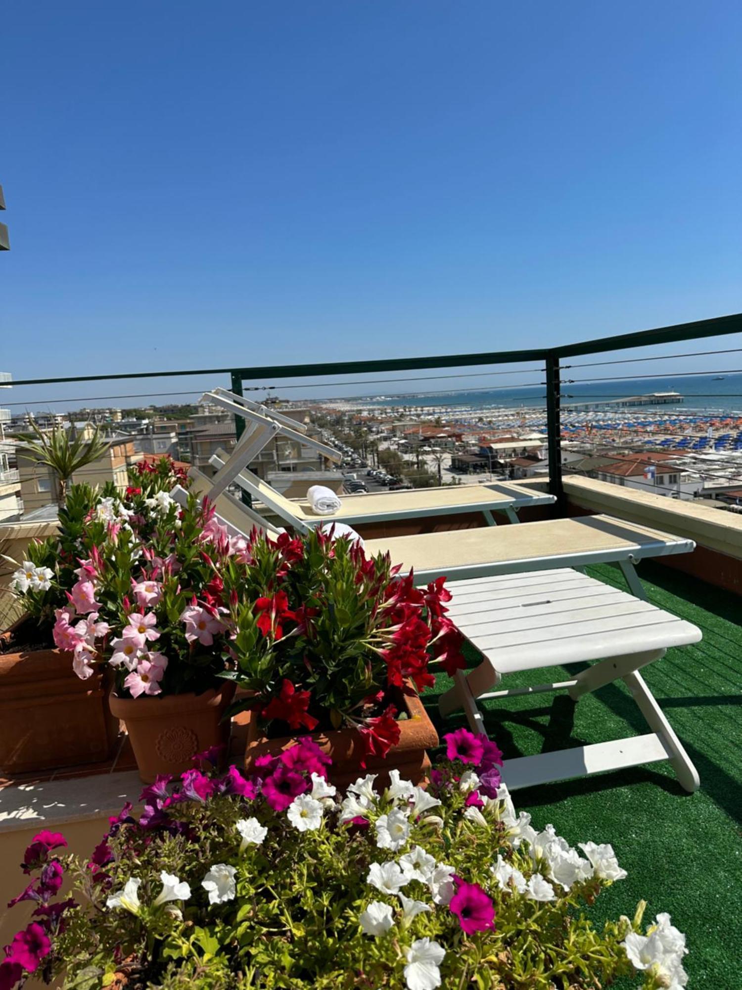 Hotel Piccadilly Penthouse With Jacuzzi à Lido di Camaiore Extérieur photo