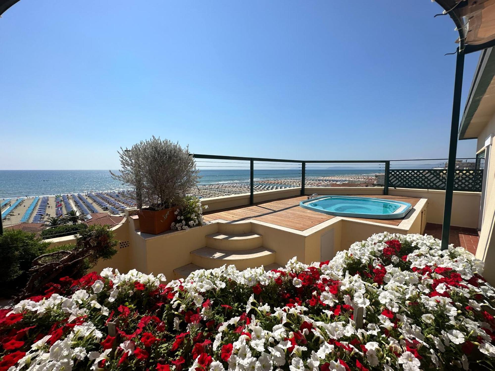 Hotel Piccadilly Penthouse With Jacuzzi à Lido di Camaiore Extérieur photo